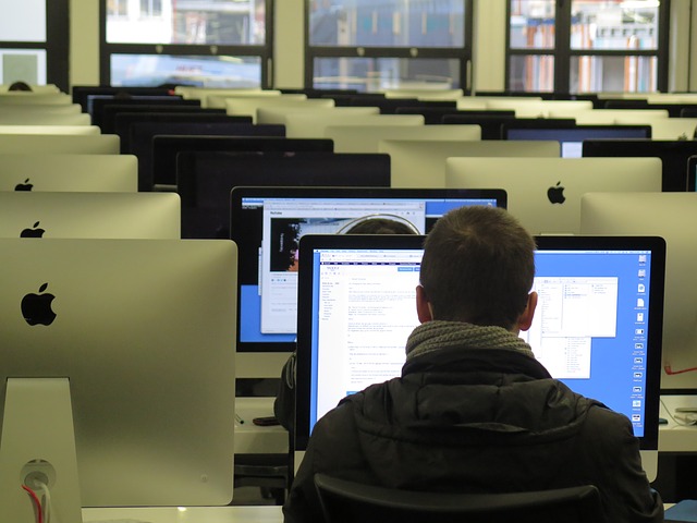 studenti u počítačů