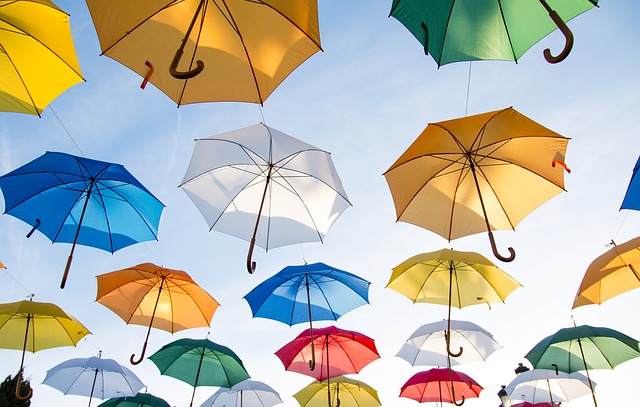 visící barevné deštníky