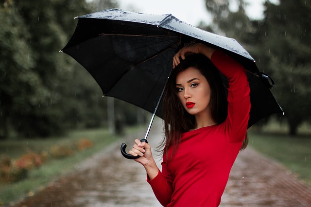 žena pod černým deštníkem