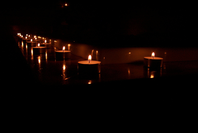 svíčkami osvětlená vířivka ve tmě